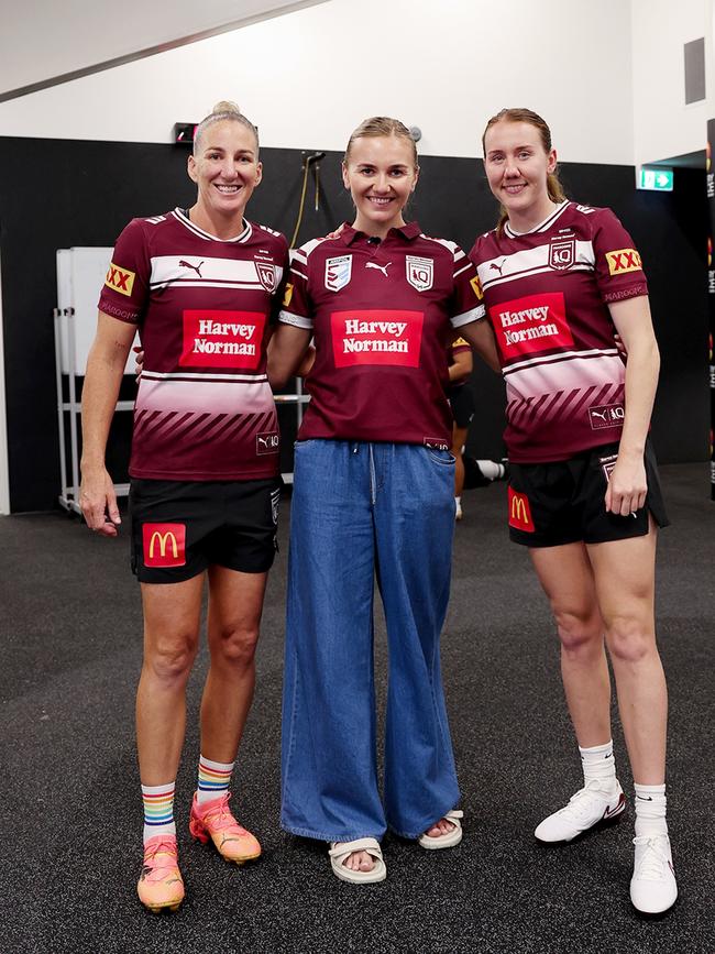 Titmus (centre) with Queensland Women's State of Origin players Ali Brigginshaw and Tamika Upton. Picture: QRL.