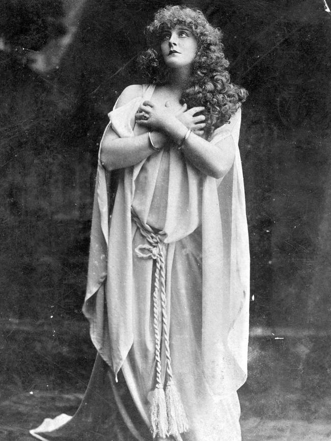 Nellie Stewart circa 1900.