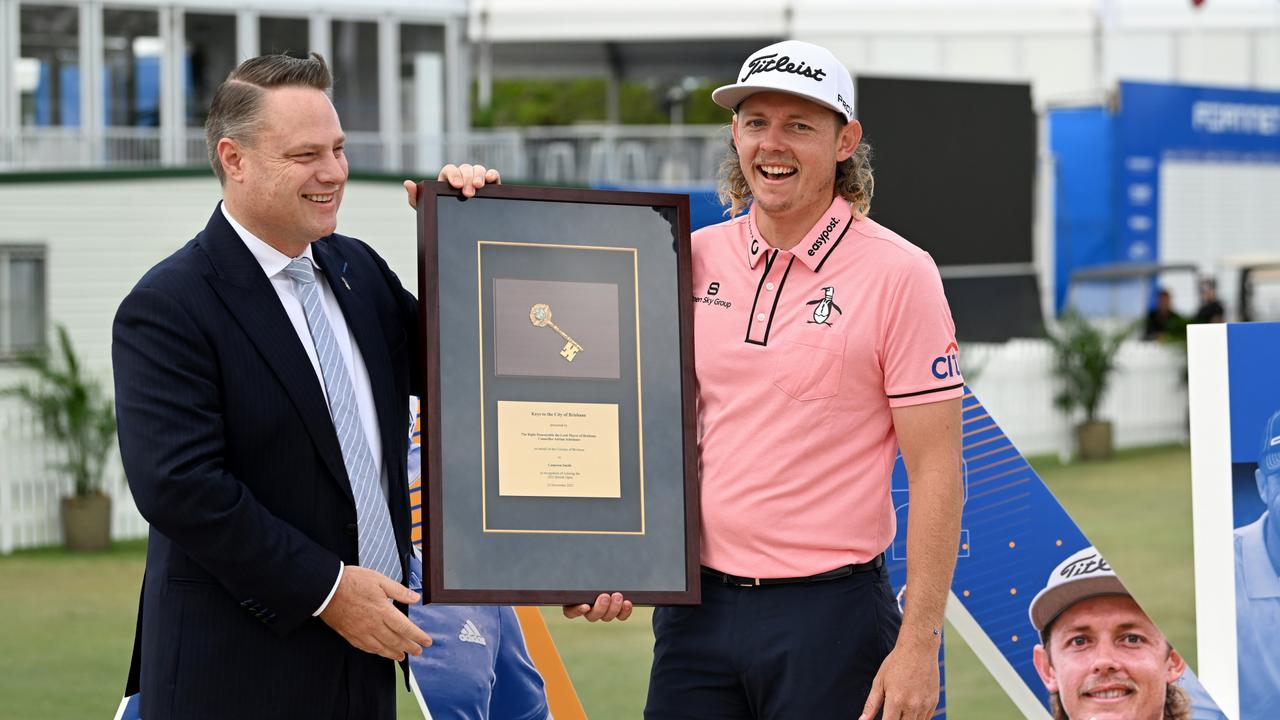 Brisbane Lord Mayor Adrian Schrinner presents Cam Smith with the key to the city. Picture: Bradley Kanaris/Getty Images