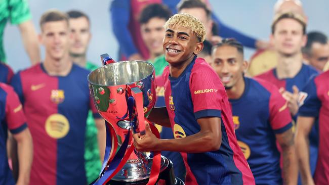 Lamine Yamal of FC Barcelona lifts the La Liga trophy.(Photo by Florencia Tan Jun/Getty Images)
