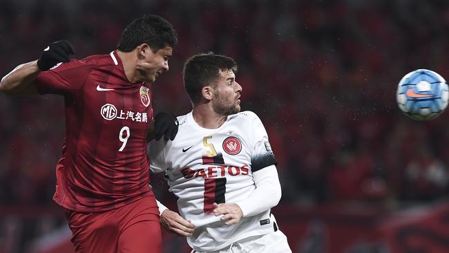 Shanghai’s Elkeson and Western Sydney’s Brendan Hamill clash. (Photo by Visual China/Getty Images)