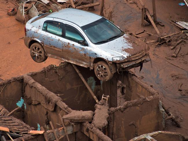 (FILES) This file photo taken on November 6, 2015 shows a general view where a dam burst in the village of Bento Rodrigues near Mariana in the southeastern Brazilian state of Minas Gerais. Shares in Anglo-Australian mining giant BHP Billiton plummeted seven percent in Sydney on May 4, 2016, after it revealed Brazil has filed a 43 billion USD lawsuit against it and co-owner Vale over the Samarco mine disaster. A dam at the mine they co-own broke on November 5 last year, spewing a deadly wall of mud and water that swamped a village, killed at least 17 and polluted a huge swath of river basin. / AFP PHOTO / CHRISTOPHE SIMON