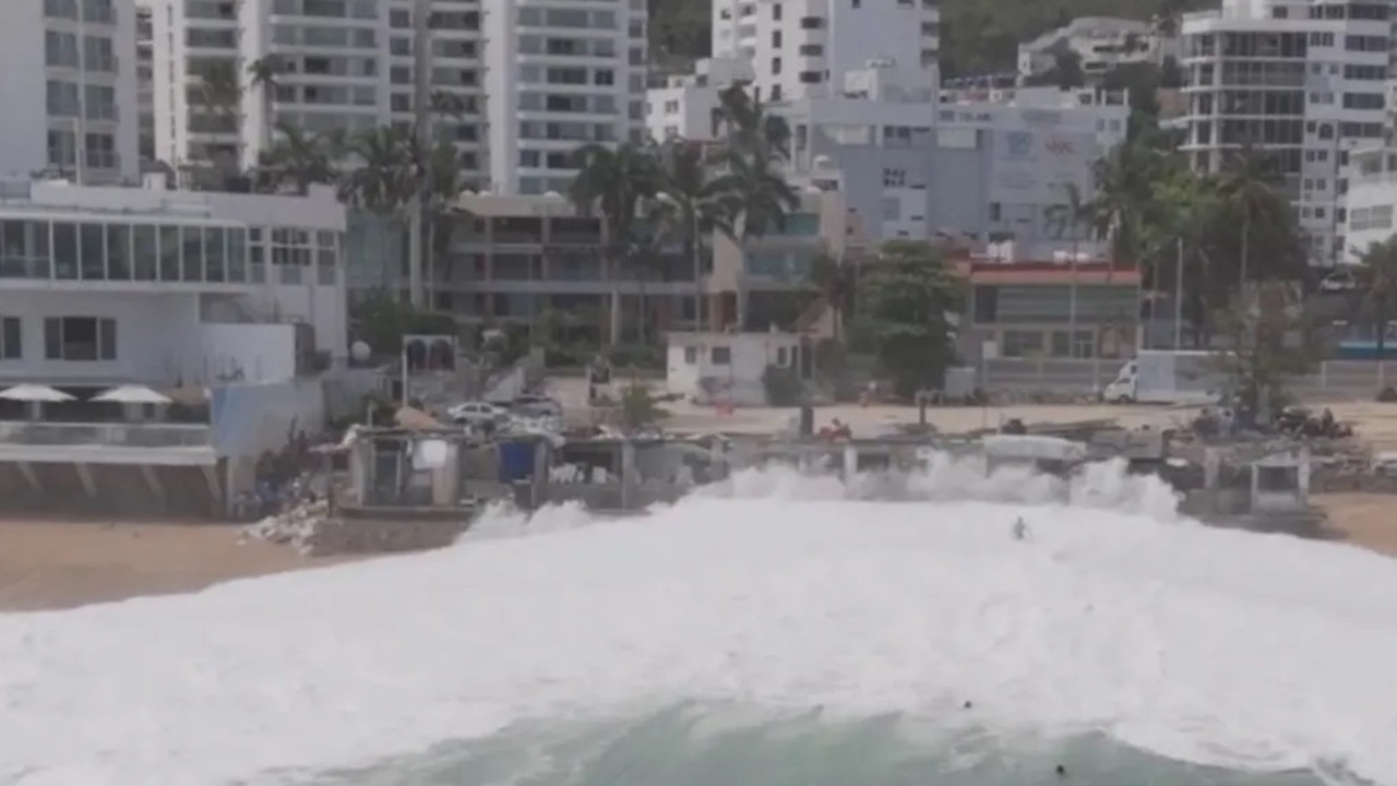 The incident occurred after Tropical Storm Alvin produced giant swells off the coast of southwest Mexico. Picture: adolfokahan via Storyful