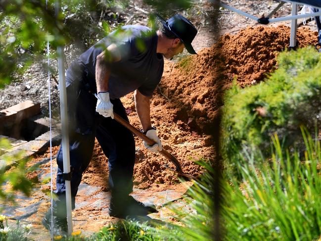 NSW Police and Forensic Services personnel are seen sifting through dirt as they search the former home of missing woman Lynette Dawson, at Bayview on the northern beaches, in Sydney, Wednesday, September 12, 2018. A new forensic search is underway at the former Bayview home of missing NSW woman Lynette Dawson, who's the subject of a popular true crime podcast. (AAP Image/Dan Himbrechts) NO ARCHIVING