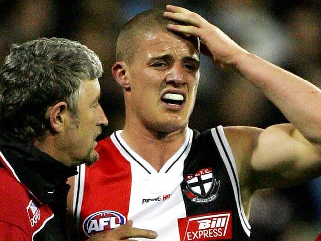 St Kilda v Sydney Swans. MCG. 2005 Preliminary final. Matt Maguire after a hit from Barry Hall