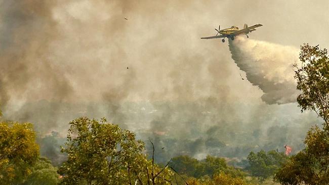 Efsta Konidaris Photography captured images of water bombers helping to douse the Tennant Creek bushfires at Battery Hill. Photos: Efsta Konidaris Photography