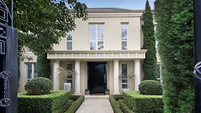 Shane Warne has pulled plans to auction his 15 Newbay Cres, Brighton, home.