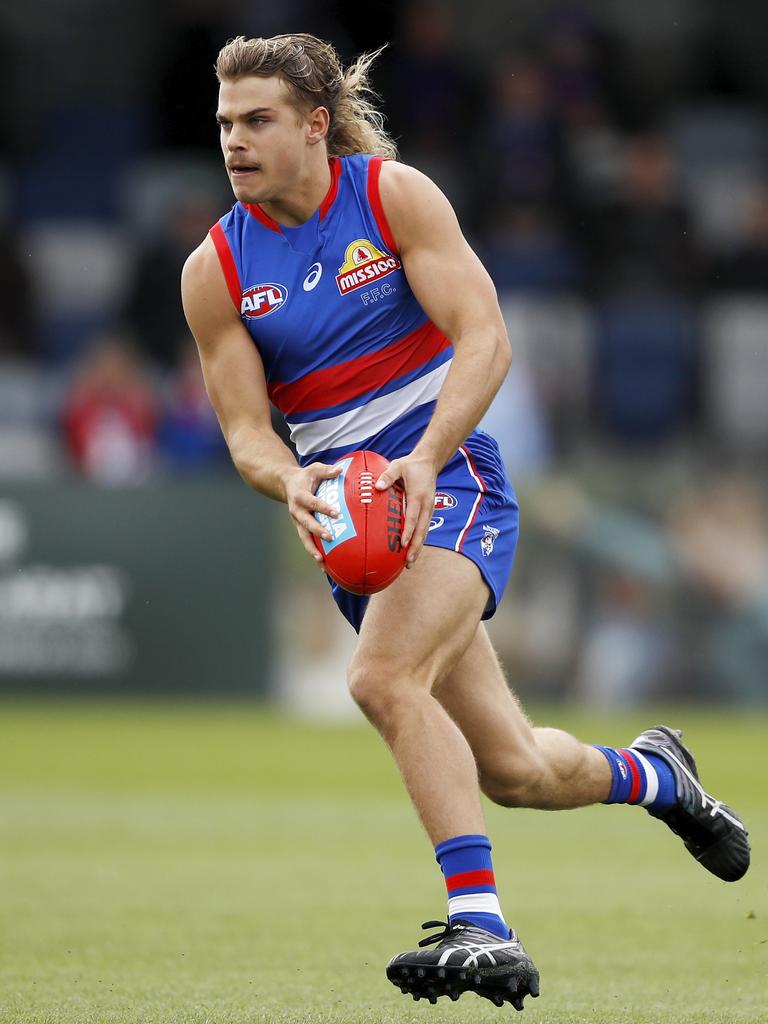 Bailey Smith returns to junior club, urging kids to get back on footy