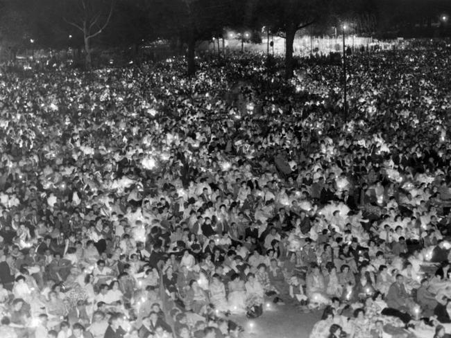 A huge crowd at the 1954 Carols by Candlelight in the Alexandra Gardens.