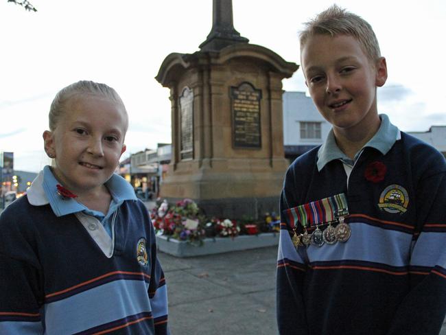 Bronte Benson, 10, and Lane Britten, 11, laid a wreath at the New Norfolk dawn service on behalf of Fairview Primary School. Picture: DAMIAN BESTER