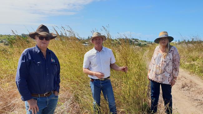 BUSHFIRE RISK: Emu Park resident Graham Miller explains his concerns to Crs Adam Belot and Andrea Friend.