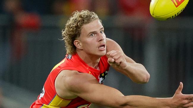 GOLD COAST, AUSTRALIA - APRIL 13: Jed Walter of the Suns handpasses the ball during the 2024 AFL Round 05 match between the Gold Coast SUNS and the Hawthorn Hawks at People First Stadium on April 13, 2024 in Gold Coast, Australia. (Photo by Russell Freeman/AFL Photos via Getty Images)