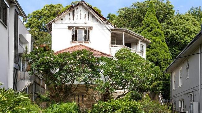 32 Wallaroy Rd Woollahra sold for $8.8m on 23 Feb.