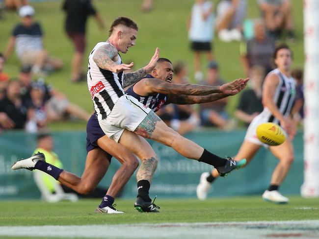 PERTH, AUSTRALIA - MARCH 04: Bradley Hill of the Dockers attempts to smother the kick by Dayne Beams of the Magpies during the 2019 JLT Community Series AFL match between the Fremantle Dockers and the Collingwood Magpies at HBF Arena on March 04, 2019 in Perth, Australia. (Photo by Paul Kane/Getty Images)