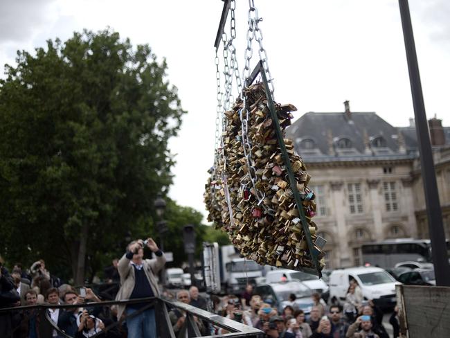 Paris to sell off bridges' love locks and give the proceeds to refugees, Paris holidays
