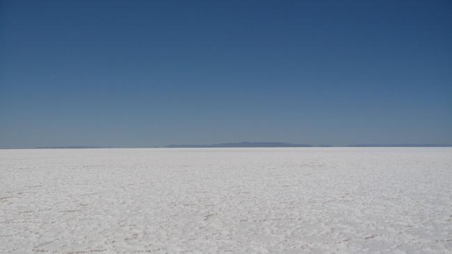 Lake Torrens salt crust with the Flinders Ranges in the distance. Supplied: Argonaut Resources