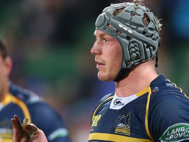 PERTH, AUSTRALIA - JUNE 05: Referee Angus Gardner speaks to David Pocock of the Brumbies during the round 17 Super Rugby match between the Western Force and the Brumbies at nib Stadium on June 5, 2015 in Perth, Australia. (Photo by Mark Kolbe/Getty Images)