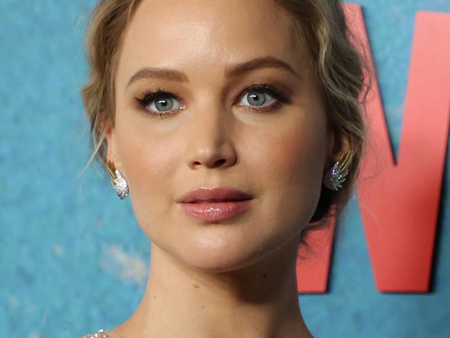 Pregnant JLaw glows on red carpet