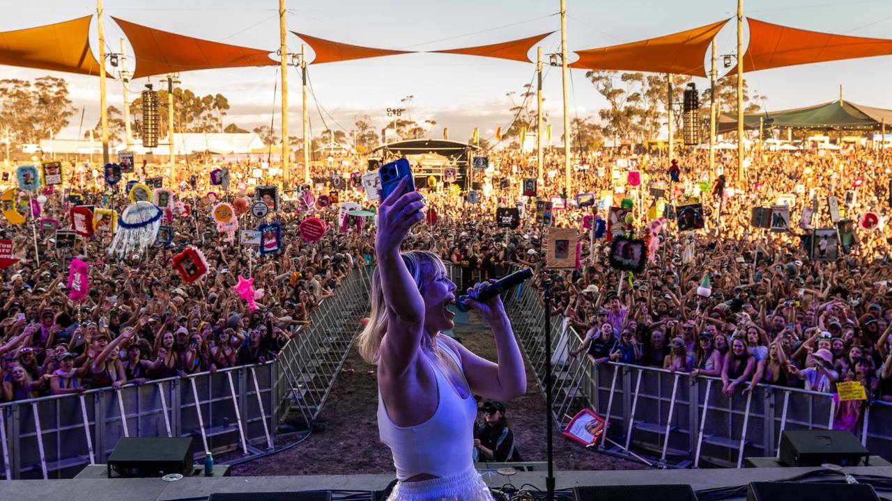 Music stars delight Melbourne revellers on New Year’s Eve