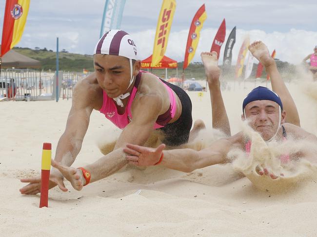 L to R: Zeke Zimmerle from QLD beats Harrison Scurrah from Victoria in the Pathway Male Beach Flags. Australian Interstate surf Life saving Championships at Maroubra Beach. Picture; John Appleyard