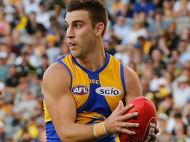 PERTH, AUSTRALIA - MAY 20:  Elliot Yeo of the Eagles looks to pass the ball during the round nine AFL match between the West Coast Eagles and the Richmond Tigers at Optus Stadium on May 20, 2018 in Perth, Australia.  (Photo by Paul Kane/Getty Images)