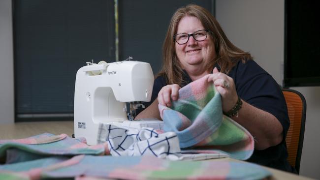 Triple-0 operator Shauna McCartan is sewing pouches for wildlife in fire-affected areas.