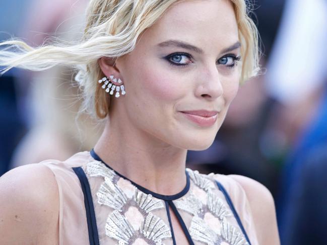 Australian actress Margot Robbie poses for photographers as she arrives to attend the European premiere of the film The Legend of Tarzan in central London on July 5, 2016. / AFP PHOTO / Niklas HALLE'N