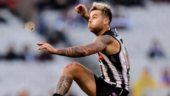 Jamie Elliott kicks a goal in the last quarter. Picture: Michael Klein