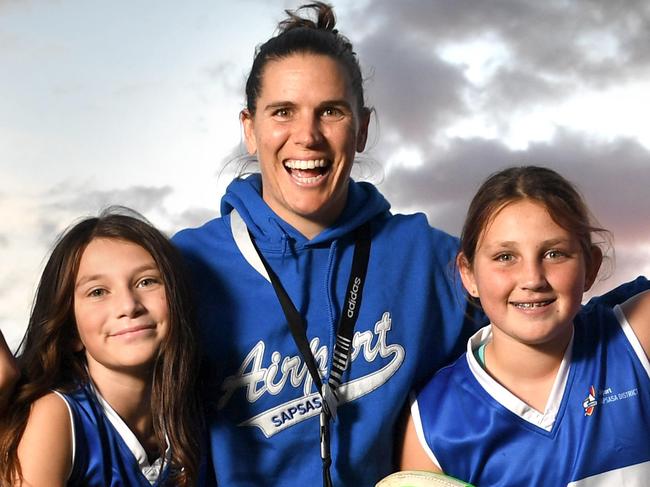 CHELSEA RANDALL COACHING SAPSASA TEAM. Crows Captain Chelsea Randall with Henley Beach Primary students (l-r) Sophia 11, Bella 11, Sarah 11, Marley 11, Lulu 12, Hayden 11 who are part of the Airport Football Team for School Sports SA, pictured on the 19th May, 2022. Picture: Tricia Watkinson