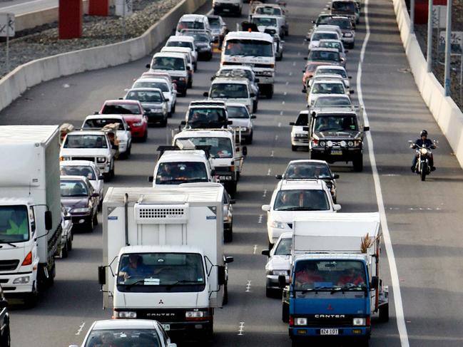 23 Feb 2007 Almost all lanes were blocked at the Gateway toll gate after a truck jack knifed - view of traffic from the Lytton Rd overpass. PicJeff/Camden roads jam accidents qld trucks congestion