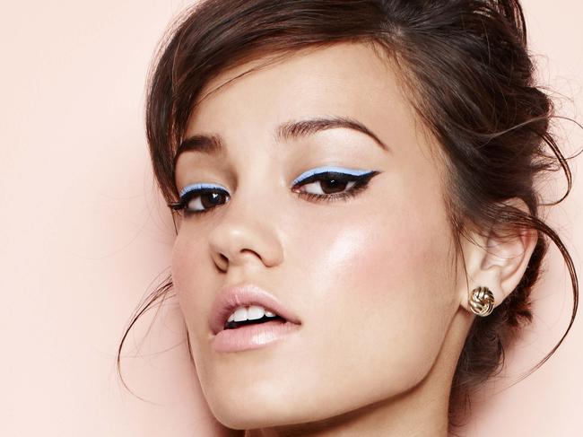 How to pull off blue eye makeup