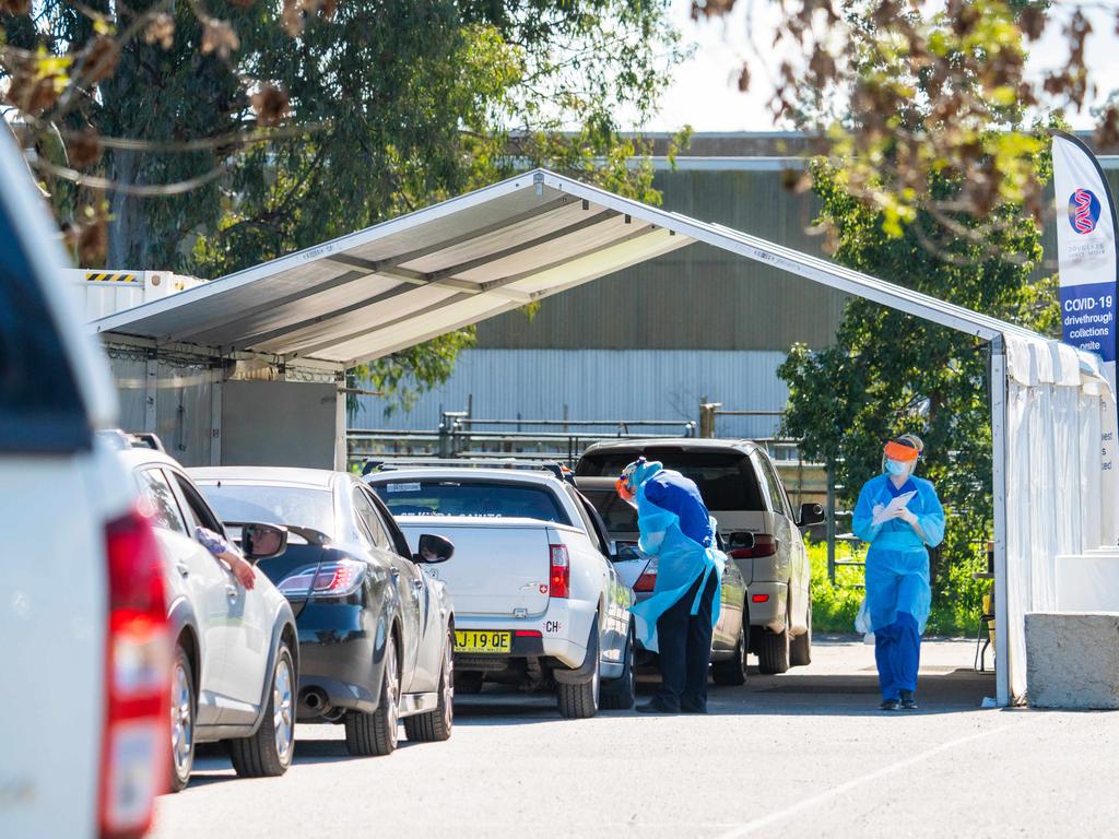 People lined up at the Albury Showgrounds drive in Covid test site. NCA NewsWire / Simon Dallinger