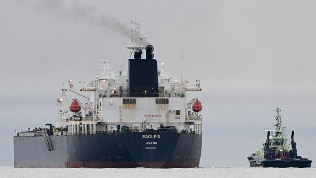 The oil tanker Eagle S (L), sailed directly over the Estlink 2 power cable between Finland and Estonia. Picture: AFP.