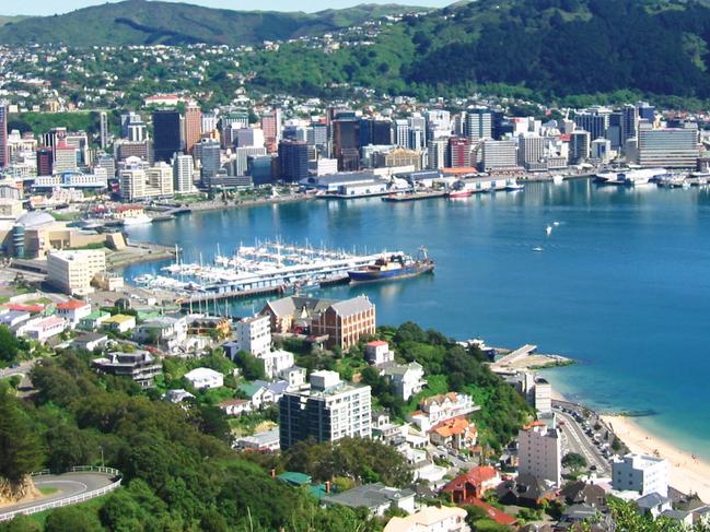 08/09/2008 TRAVEL: View over Wellington city skyline and harbour from Mt Victoria, North island of NZ.