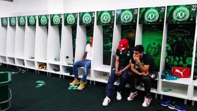Chapecoence players in their empty dressing room.
