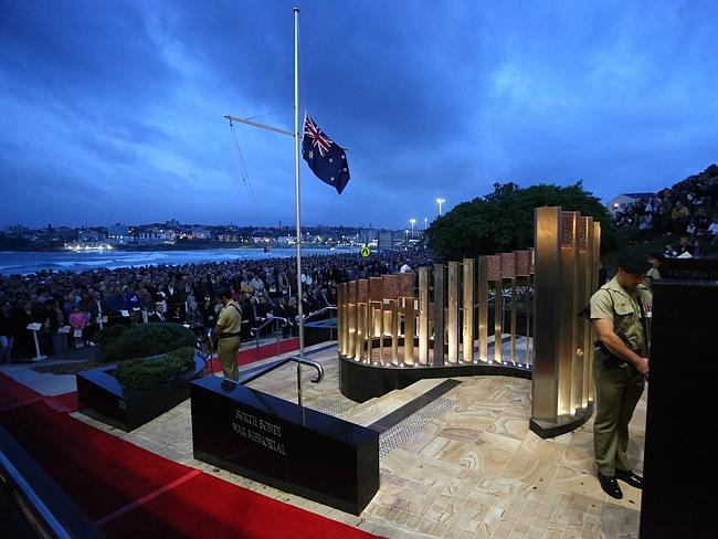 Anzac Day in Sydney honoured by thousands at Dawn Service and march ...