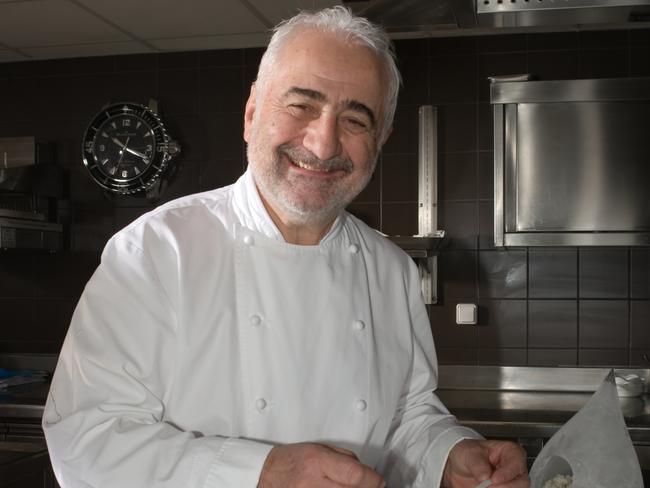 Le chef cuisinier Guy Savoy met la touche finale ÃÂ  l'un de ses plats-signatures, les huitres en nage glacÃÂ©e dans les cuisines de son restaurant ÃÂ  la Monnaie de Paris, 11 quai de Conti, le 22 fÃÂ©vrier 2018, Paris 6ÃÂ¨me arrondissement, France. (Photo by Herve BRUHAT/Gamma-Rapho via Getty Images)