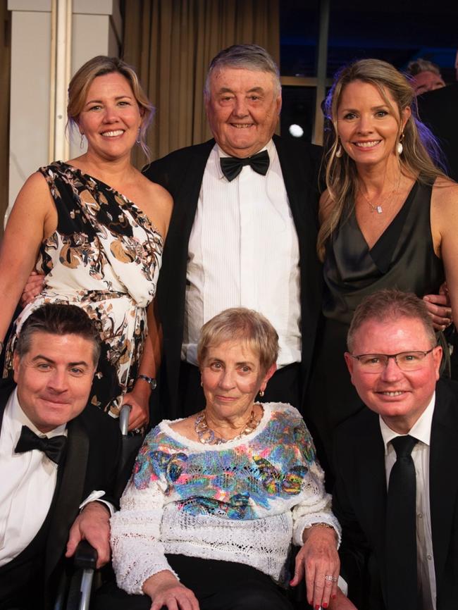 Arthur Laundy Jr with his wife Margaret and their children Stu, Craig, Danielle and Justine. Picture: Supplied