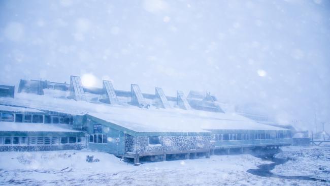 Parts of NSW have been hit by heavy snowfalls, strong winds &amp; freezing temperatures. Picture: Perisher