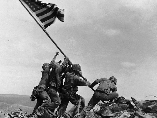 FEBRUARY 23, 1945 : US Marines, of the 28th Regiment of the Fifth Division, raise the American flag atop Mt Suribachi, on the Pacific island of Iwo Jima, 23/02/45. Historical USA / Armed Forces / Army / WWII / Marine