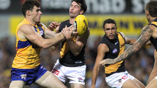 Luke Shuey fights for the ball against three Tigers.