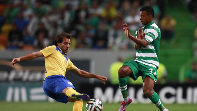 Sporting's forward Nani (R) vies with Arouca's midfielder Pintassilgo.