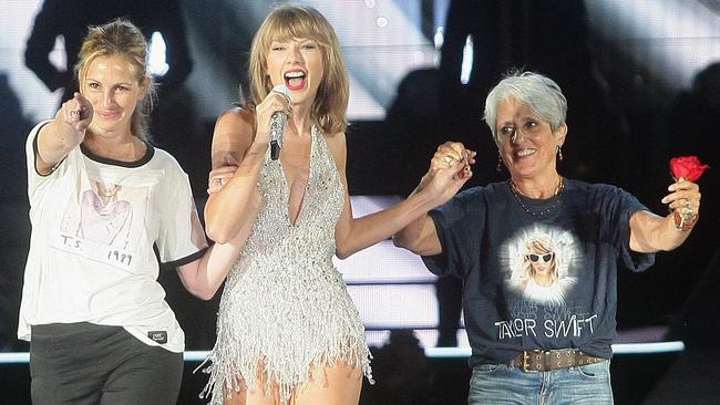 SANTA CLARA, CA - AUGUST 15: (L-R) Actress Julia Roberts, Taylor Swift and musician Joan Baez appear together during Swift's "The 1989 World Tour" at Levi's Stadium on August 15, 2015 in Santa Clara, California. (Photo by John Medina/LP5/Getty Images for TAS)