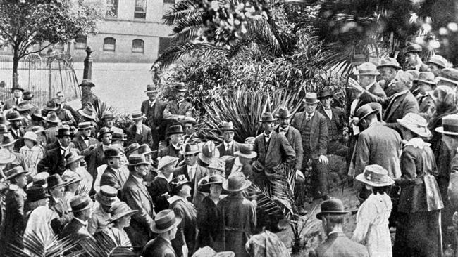 More than 200 people wanting to return to their homes in other states gathered in Treasury Gardens in Melbourne.