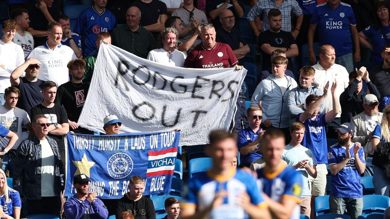 Les supporters de Leicester tiennent une bannière contre le directeur nord-irlandais de Leicester City, Brendan Rodgers.
