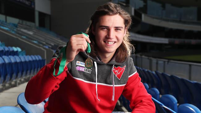 Oliver Davis with his 2020 Matthew Richardson Medal.