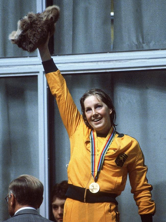 Michelle Ford of Australia celebrates winning gold in the Womens 800m Freestyle during the 1980 Olympic Games in Moscow. Picture: Tony Duffy/Getty Images)