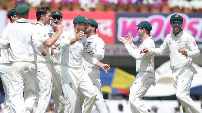 Australian team captain Steve Smith (2R) celebrates with teammates the dismissal of Indian batsman and team captain Virat Kohli during the third day of the third cricket Test match between India and Australia at the Jharkhand State Cricket Association (JSCA) Stadium complex in Ranchi on March 18, 2017. ----IMAGE RESTRICTED TO EDITORIAL USE-STRICTLY NO COMMERCIAL USE----- / GETTYOUT / AFP PHOTO / SAJJAD HUSSAIN / ----IMAGE RESTRICTED TO EDITORIAL USE — STRICTLY NO COMMERCIAL USE----- / GETTYOUT