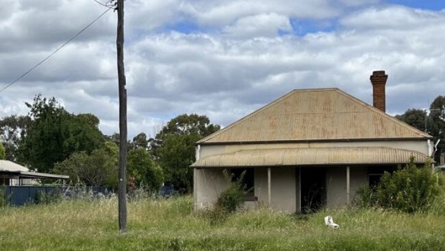 An existing house that is proposed to be demolished for the motel in Mudgee.