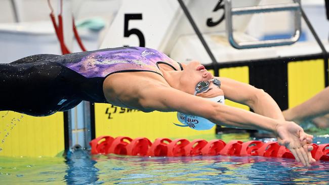 Kaylee McKeown hits the water. Picture: Delly Carr (Swimming NSW)